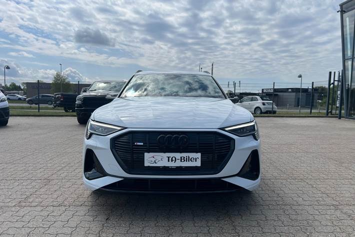 Hvid Audi e-tron fra 2022