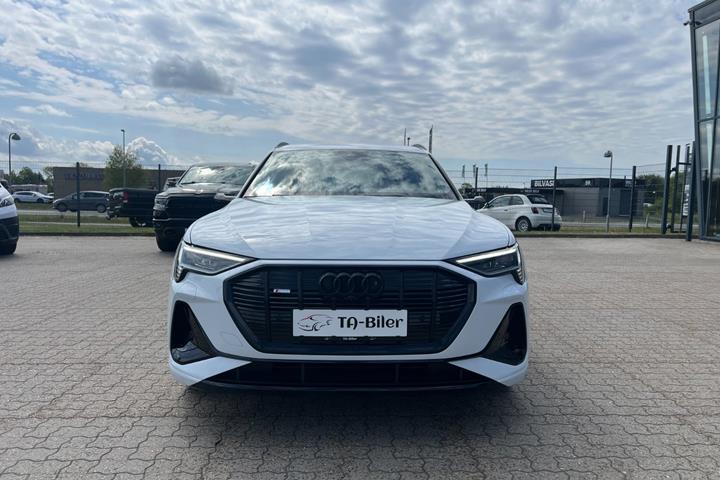 Hvid Audi e-tron fra 2022