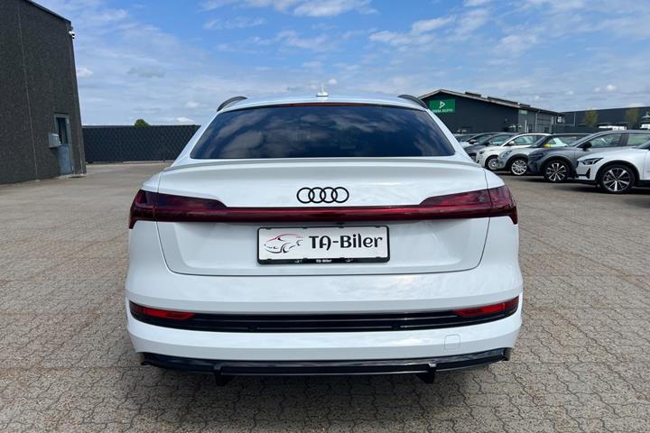 Hvid Audi e-tron fra 2022