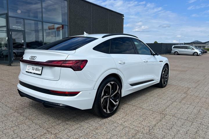 Hvid Audi e-tron fra 2022