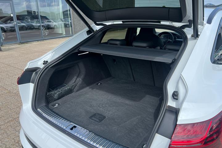 Hvid Audi e-tron fra 2022