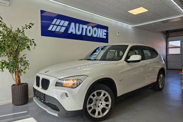 Hvid BMW X1 fra 2011 set udefra