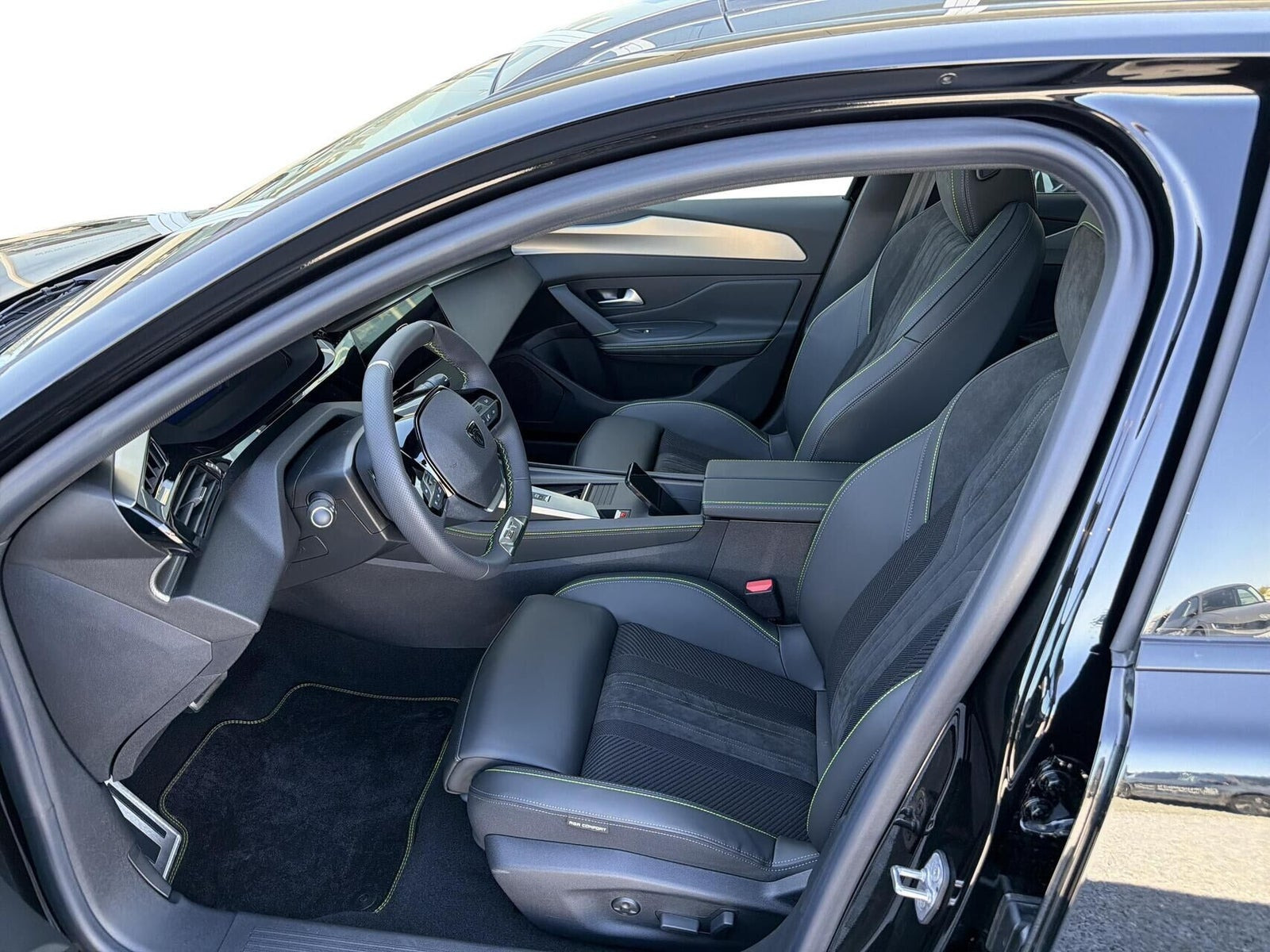 Sort Peugeot e-408 fra 2025 set indefra
