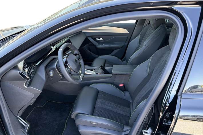 Sort Peugeot e-408 fra 2025 set indefra