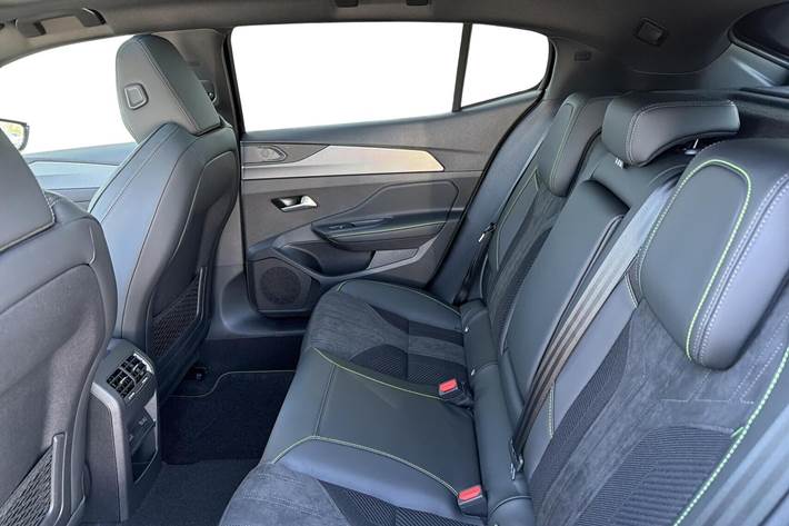 Sort Peugeot e-408 fra 2025 set indefra