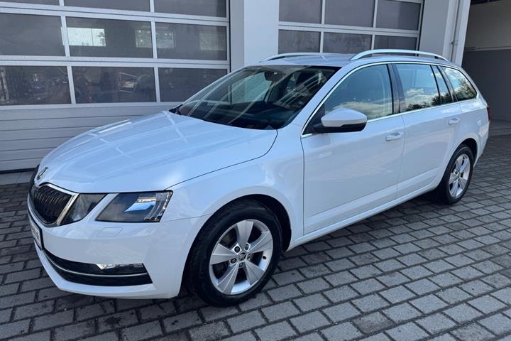 Hvid Skoda Octavia fra 2019 set udefra