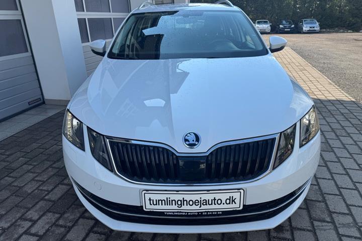 Hvid Skoda Octavia fra 2019