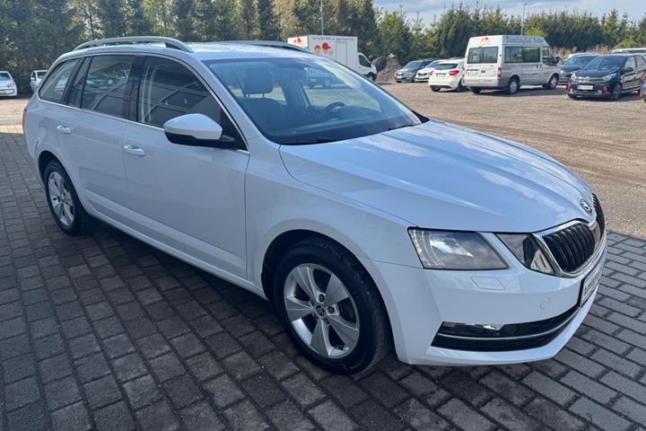 Hvid Skoda Octavia fra 2019