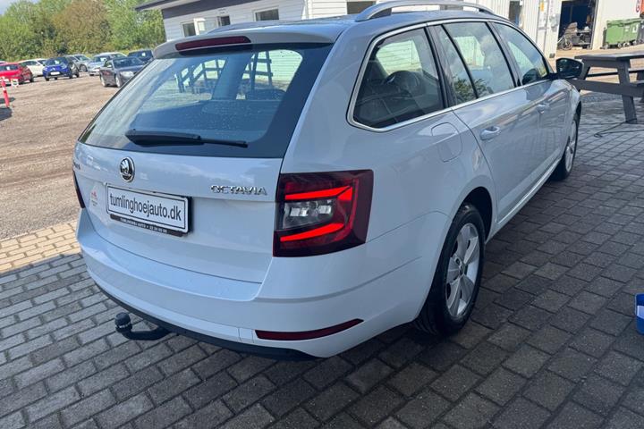 Hvid Skoda Octavia fra 2019
