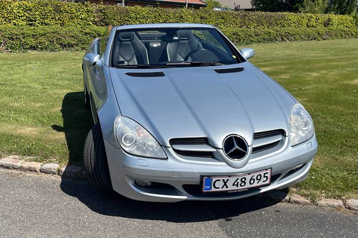 Sølv Mercedes SLK200 fra 2004