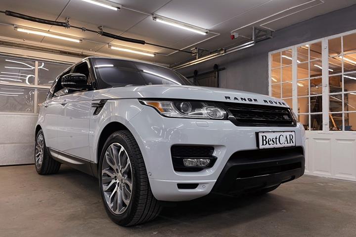 Hvid Land Rover Range Rover sport fra 2016 set udefra