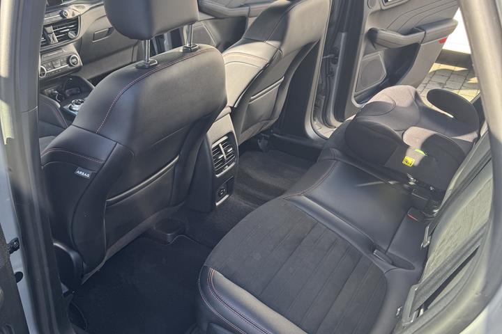 Grå Ford Kuga fra 2021
