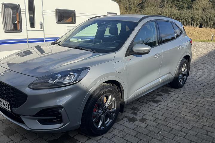 Grå Ford Kuga fra 2021