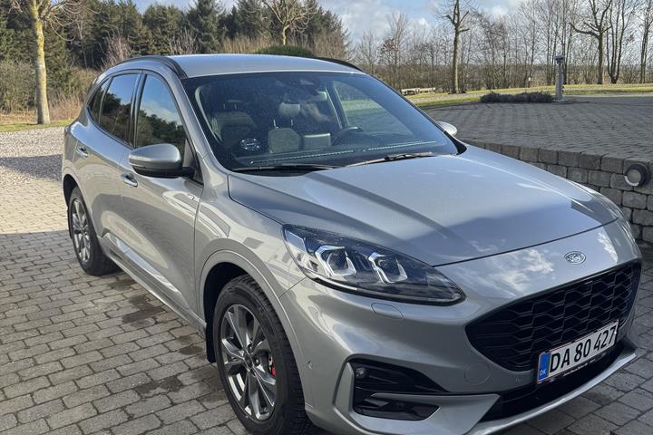 Grå Ford Kuga fra 2021