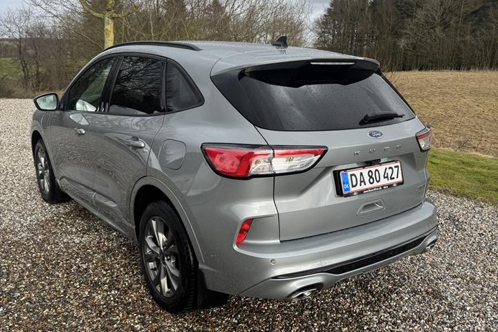 Grå Ford Kuga fra 2021