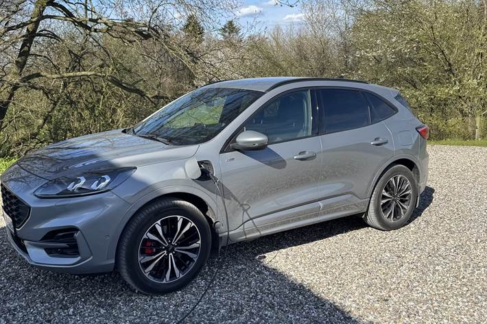 Grå Ford Kuga fra 2021