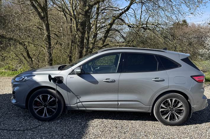 Grå Ford Kuga fra 2021