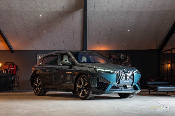Blå BMW iX fra 2022