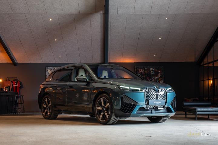 Blå BMW iX fra 2022 set udefra
