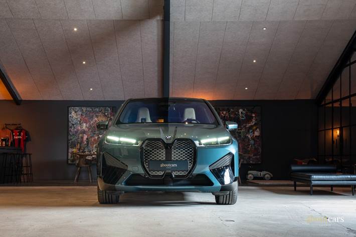 Blå BMW iX fra 2022