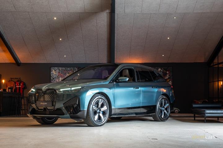 Blå BMW iX fra 2022