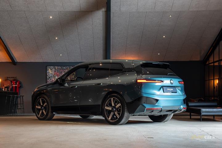 Blå BMW iX fra 2022