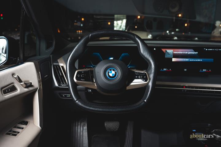Blå BMW iX fra 2022