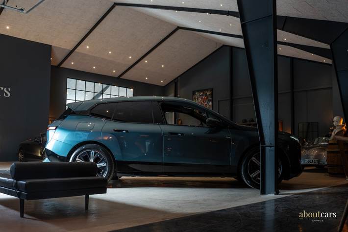Blå BMW iX fra 2022