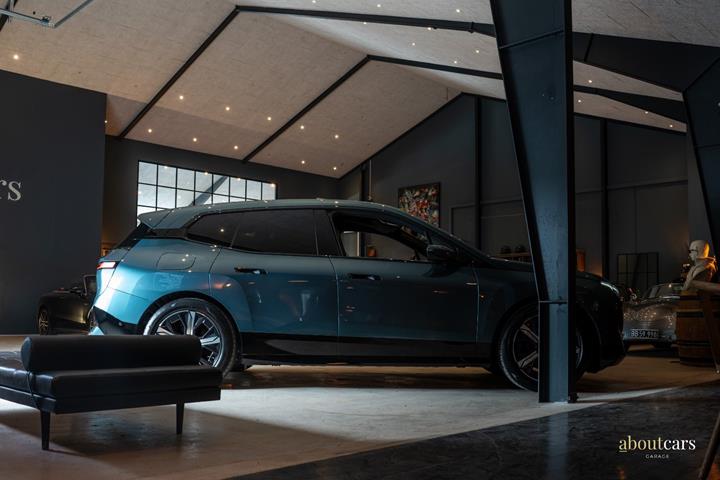 Blå BMW iX fra 2022