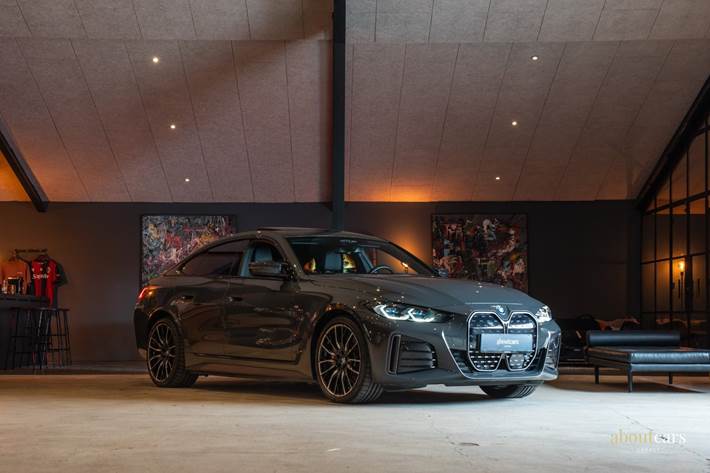 Grå BMW i4 fra 2023