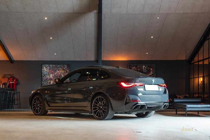 Grå BMW i4 fra 2023