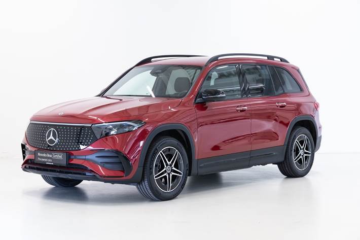 Rød Mercedes EQB250+ fra 2026 set udefra