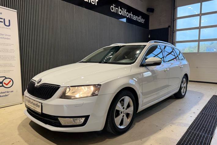 Hvid Skoda Octavia fra 2014 set udefra