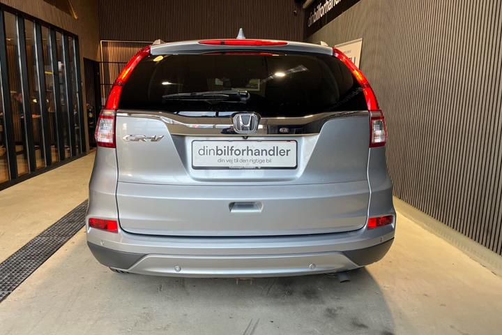 Sølv Honda CR-V fra 2017 set udefra
