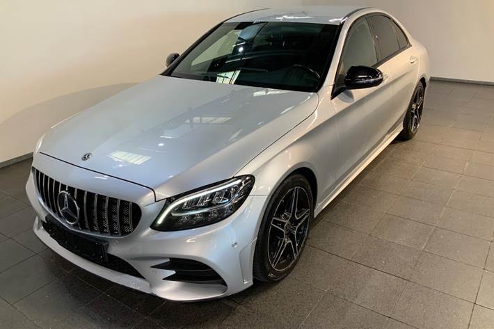 Sølv Mercedes C220 d fra 2019 set udefra