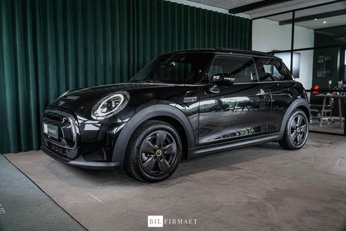 Sort Mini Cooper SE fra 2023 set udefra