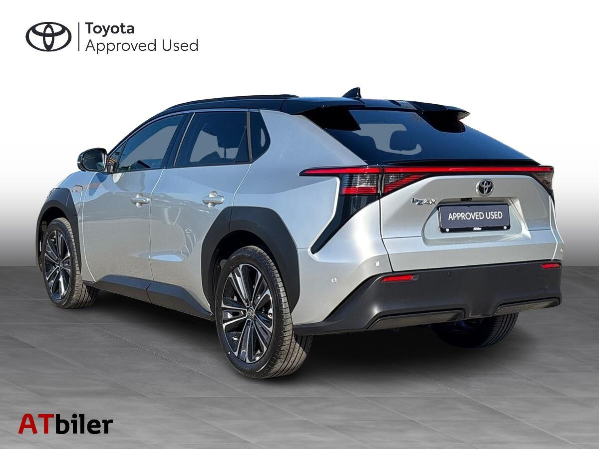 Sølv Toyota BZ4X fra 2024