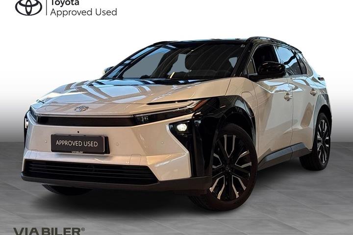 Hvid Toyota BZ4X fra 2026 set udefra