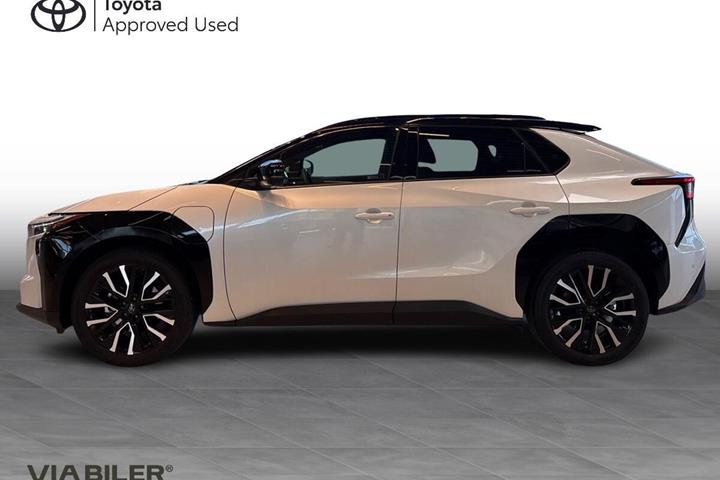 Hvid Toyota BZ4X fra 2026
