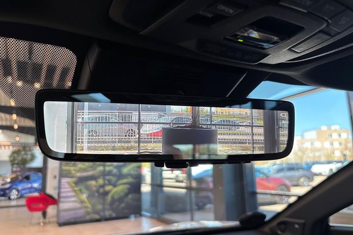 Hvid Toyota BZ4X fra 2026