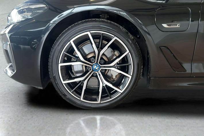 Sort BMW 530e fra 2021