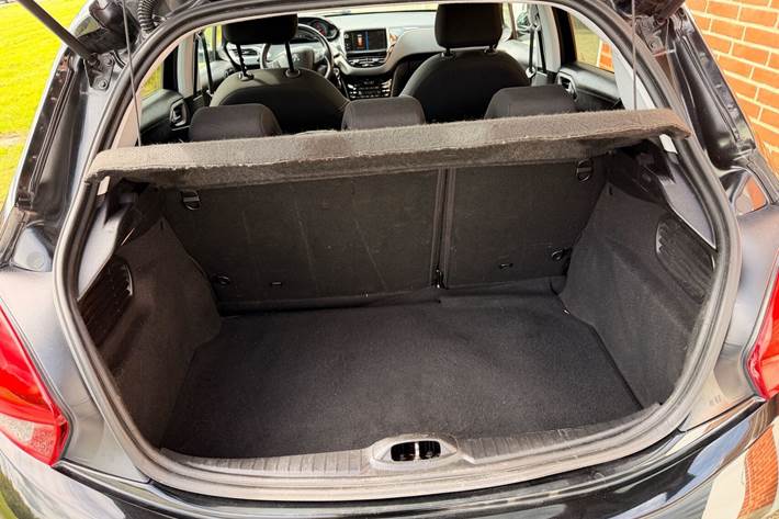Sort Peugeot 208 fra 2017