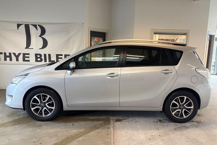 Sølv Toyota Verso fra 2015