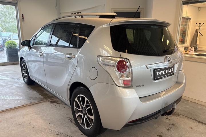 Sølv Toyota Verso fra 2015