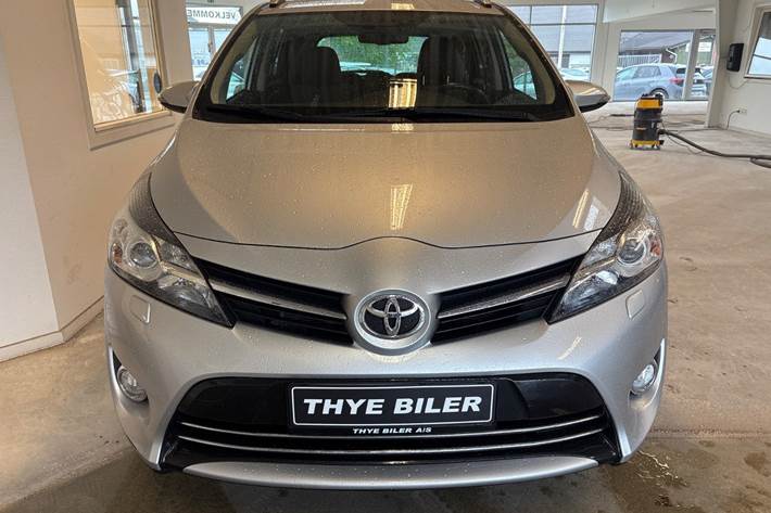 Sølv Toyota Verso fra 2015