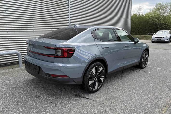 Blå Polestar 2 fra 2023