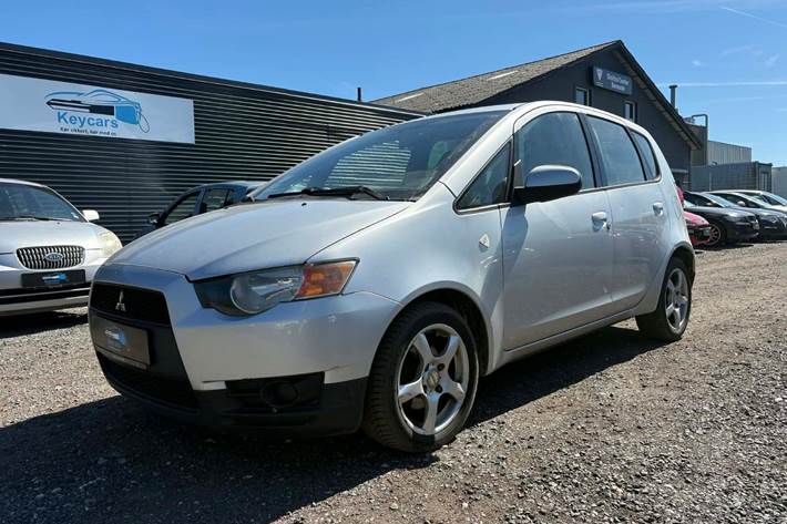Grå Mitsubishi Colt fra 2009