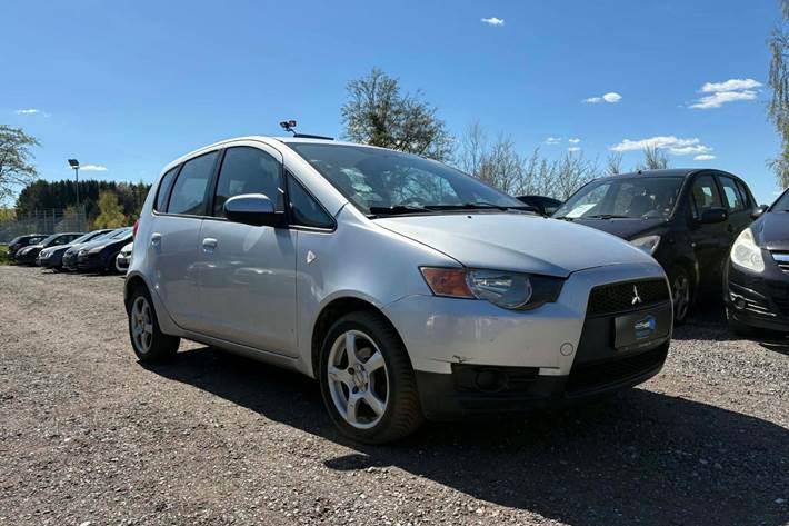 Grå Mitsubishi Colt fra 2009