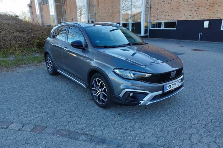 Grå Fiat Tipo Cross fra 2021 set udefra