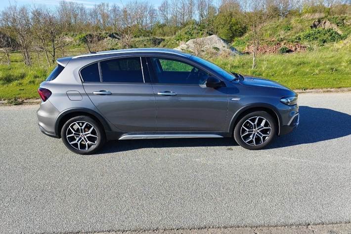 Grå Fiat Tipo Cross fra 2021 set udefra